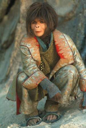 2001 : "La planète des singes": les acteurs portent des prothèses qui les font ressembler à des primates