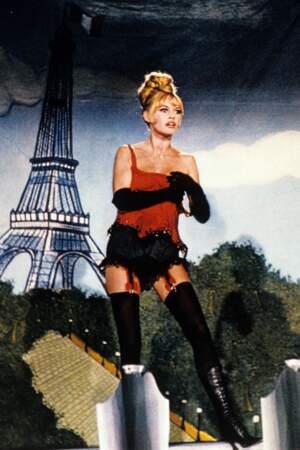 Le plus cocardier : Brigitte Bardot chante et joue les petites femmes de Paris avec Jeanne Moreau dans Viva Maria.