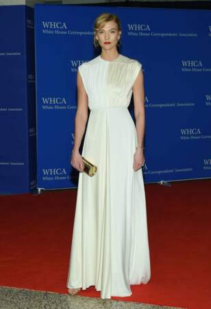 La mannequin Karlie Kloss très classique dans sa petite robe crème, mais sublime !