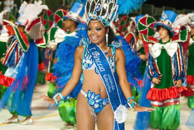 Une danseuse de samba au mythique carnaval de Rio