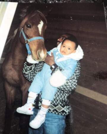 Qui est ce petit garçon qui préfèrerait être ailleurs qu'à côté de ce cheval ? C'est The Weeknd. 