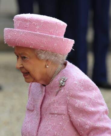 A 88 ans, la reine continue d'égayer les cérémonies officielles de ses tenues flashy