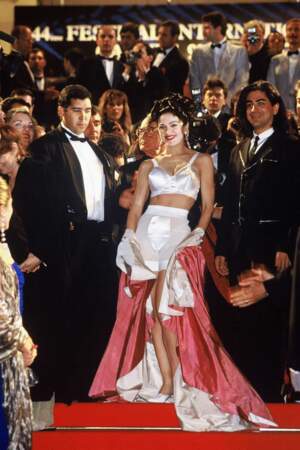 Arborant les fameux "seins coniques" du couturier, Madonna a monté les marches du Festival de Cannes en 1991
