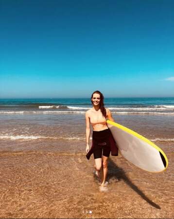 Maëva Coucke profite des vacances pour s'essayer au surf 