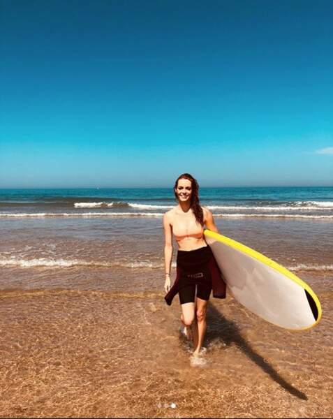 Maëva Coucke profite des vacances pour s'essayer au surf 
