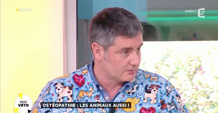 Ce vétérinaire, invité sur le plateau de La Quotidienne, a lui opté pour la chemise à motifs…