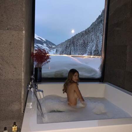 Encore de la neige : Nabilla, elle, a pu admirer la poudreuse depuis sa baignoire...