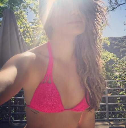 Pour l'arrivée du printemps, Lea Michele a sorti le bikini rose flashy. 