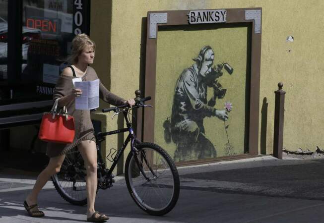 Mais depuis que les oeuvres de Banksy se vendent à prix d'or, on les protège tels des trésors