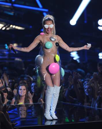 En 2015, aux MTV Video Music Awards, Miley Cyrus fait sensation dans une robe transparente. 