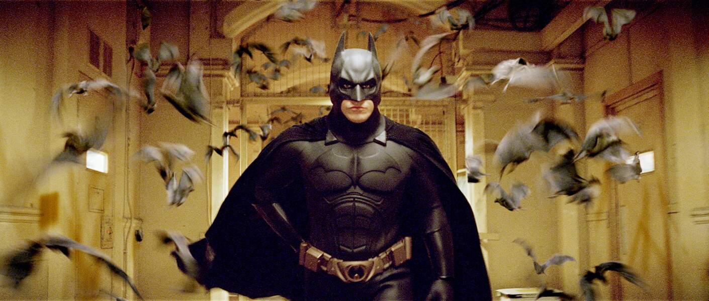 Le chevalier noir reprend du service dans Batman begins (2005), sous les traits de Christian Bale