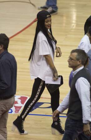 Touche glam' de la semaine : Riri assiste toute pimpante (et habillée) au match des Los Angeles Clippers.