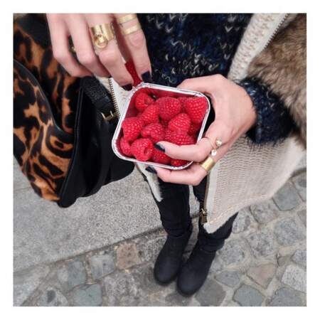 La blogueuse poste son quotidien sur Instagram : tiens, elle mange des framboises !