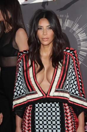 Kim Kardashian, toute poitrine dehors, était sur le tapis rouge des VMA.