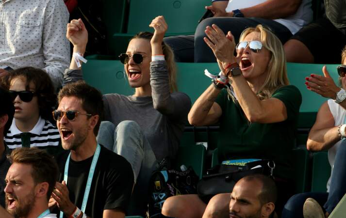Estelle Lefébure et sa fille Ilona Smet sont des spectatrices enthousiastes à Roland Garros
