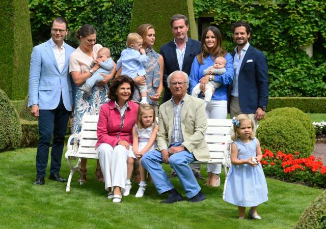 En juillet, c'est l'occasion de poser avec la famille Bernadotte au grand complet