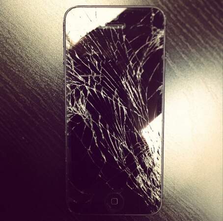 Oops, iPhone cassé pour Shy'm