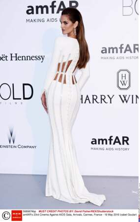 La robe blanche et les courbes de la mannequin Izabel Goulart quoi... BEAUTE !