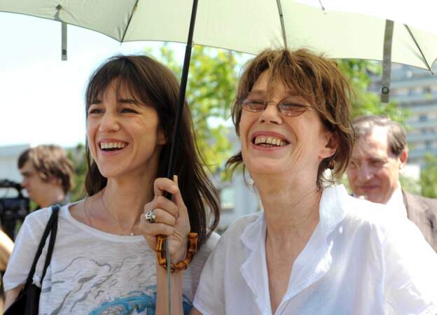 Jane Birkin et Charlotte Gainsbourg affichent le même grand sourire !
