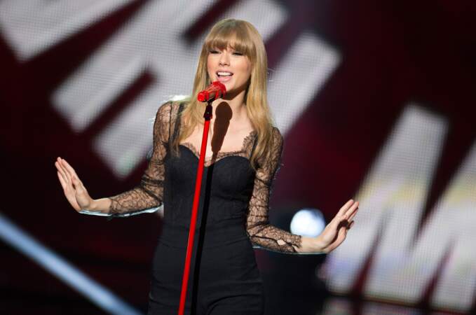 Taylor Swift et son micro rouge en 2013