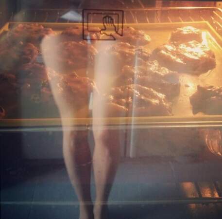 La photo incompréhensible du jour : Alexandra Rosenfeld nous montre ses cookies et ses gambettes en même temps.