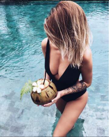 Caroline Receveur préfère boire de l'eau de coco à la sortie de l'eau