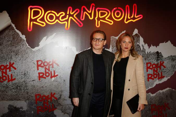 Benoit Magimel et Nikita Lespinasse  ont pris la pose devant le panneau lumineux du film