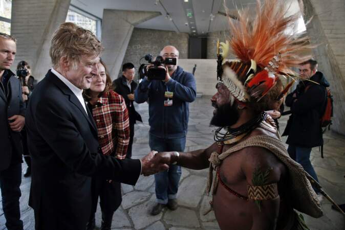 Il a ensuite rencontré Mundiya Kepanga, un chef de tribu originaire de Papouasie-Nouvelle-Guinée