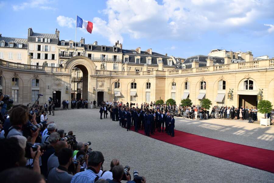 Le tapis rouge était de sortie dans la Cour d'Honneur de l'Élysée pour la réception des Bleus 
