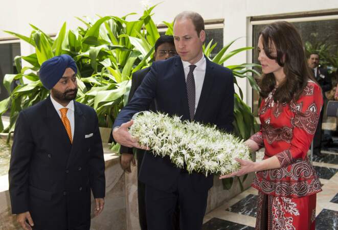 Puis ils se sont rendus au Taj Hotel pour rendre hommage aux victimes de l'attaque terroriste de 2008