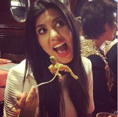Voici, Kourtney la plus "normale" des soeurs Kardashian, qui déguste des grenouilles à Paris