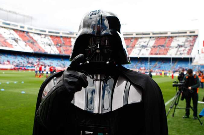 Devinez quoi ! Dark Vador aime le foot. Et quand il va au stade, c'est incognito !    