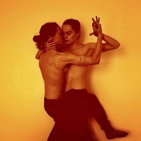 Un peu de sexy avant de nous quitter : Ellen Page et sa femme Emma ont dansé un tango topless. 