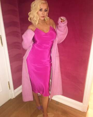 Christina Aguilera, dans sa robe moulante, prouve qu'elle aime (beaucoup) le rose. 