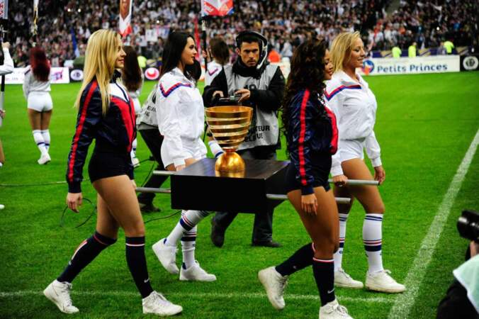 Un peu de douceur dans ce monde de brutes : des cheerleaders court-vêtues amènent la coupe aux joueurs du PSG