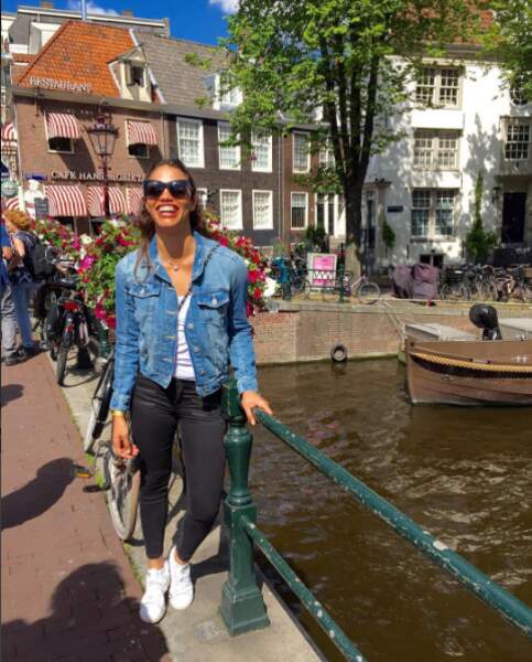 Tout sourire lors d'un week-end en amoureux à Amsterdam