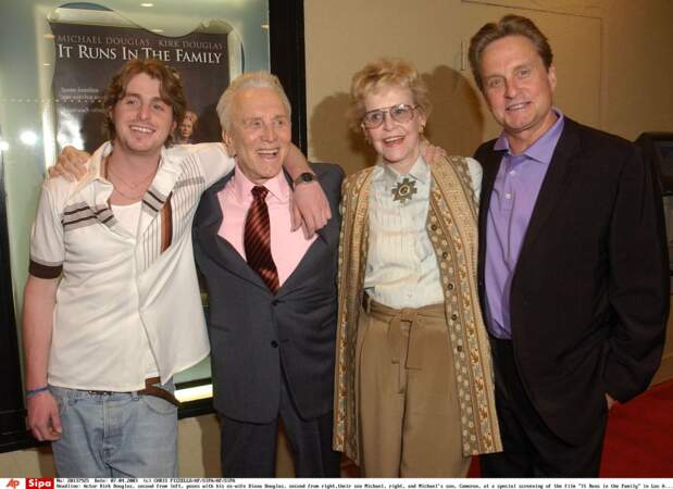 Avec Diana Douglas, leur fils Michael et leur petit-fils Cameron en 2003