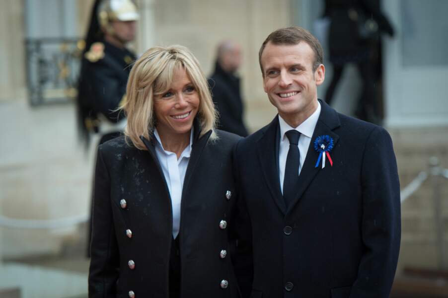 Malgré la pluie, Brigitte et Emmanuel Macron ne perdent pas le sourire
