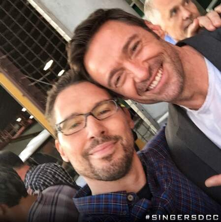 Le réalisateur du prochain X-Men Apocalypse, Bryan Singer, fait un selfie avec Wolverine...