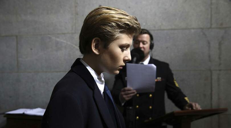 Plus jeune fils de Donald Trump, Barron, 10 ans, est apparu très concentré pour ce moment historique