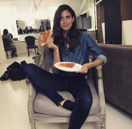 D'ailleurs, qui a dit que les mannequins ne mangeaient pas ? Sara Sampaio se régale de pizza en shooting. 