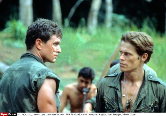Le Sergent chef Barnes (Tom Berenger) et le Sergent Elias (Willem Dafoe) se font face dans Platoon (1986)
