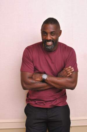 Idris Elba sourit et... on craque ! 