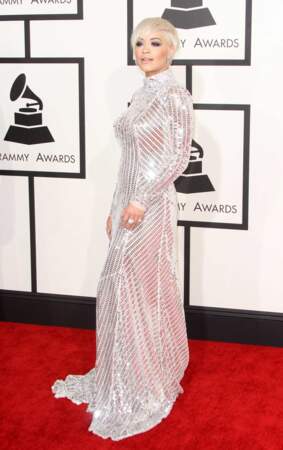 Rita Ora et sa très longue robe blanche scintillante