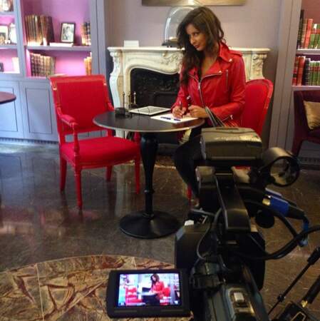 Pendant ce temps-là, Malika Ménard fait des interviews pour Télé-Loisirs ! 