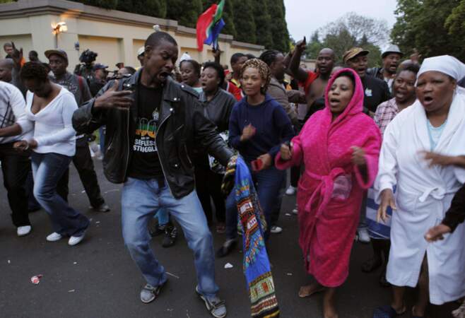 En Afrique du Sud, on pleure et danse la mort de Nelson Mandela