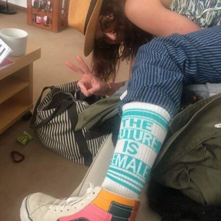 Oui, Cersei Lannister raffole des baskets colorées et des chaussettes à messages ! Lena Headey,vraie fashionista !