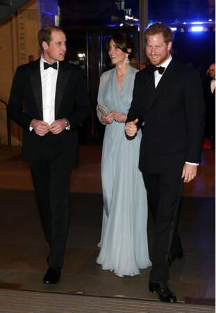 Octobre : Kate renoue avec les obligations officielles lors de la première de James Bond