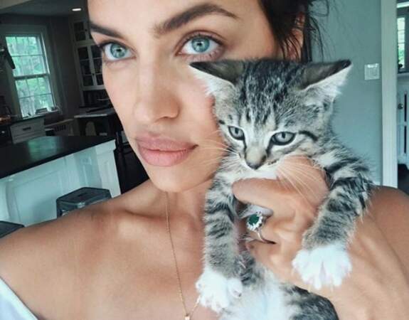 Double dose d'amour avec ce selfie d'Irina Shayk et un chaton. 