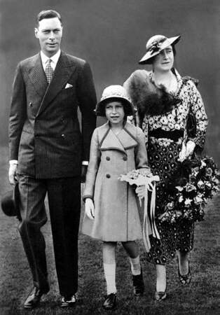 La reine Elisabeth II en 1937 en compagnie de ses parents. Elle a 11 ans et n'a encore jamais été à l'école…